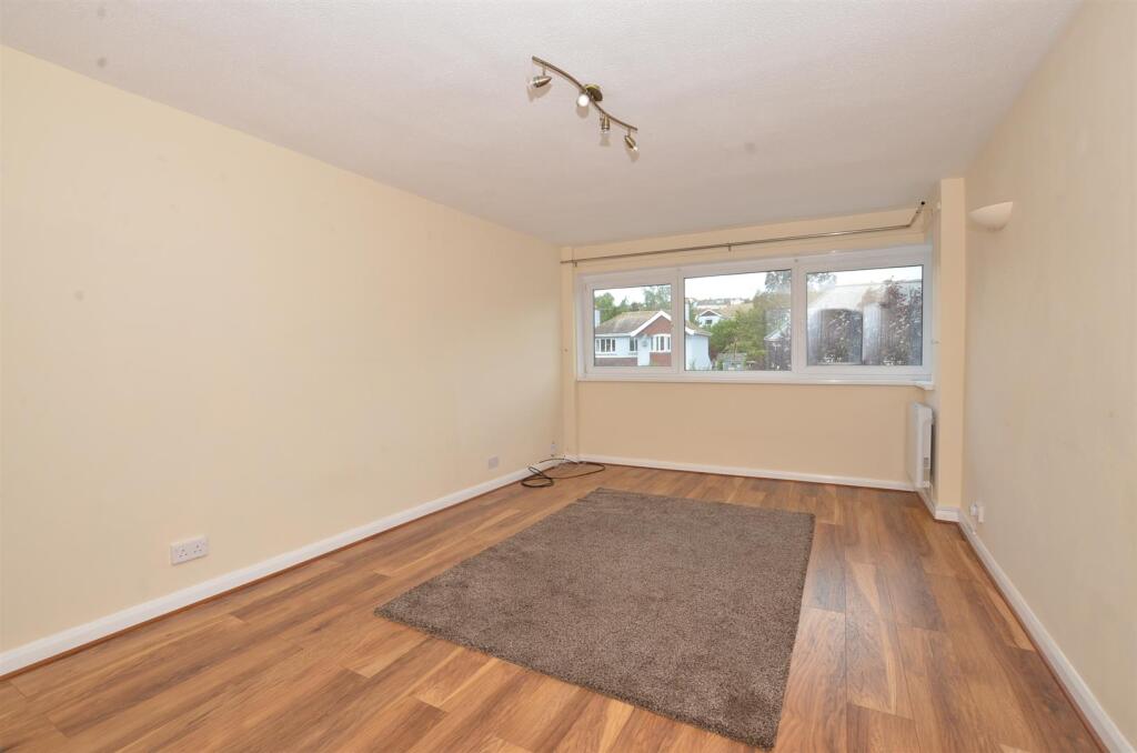 9 Brimlands - lounge.JPG