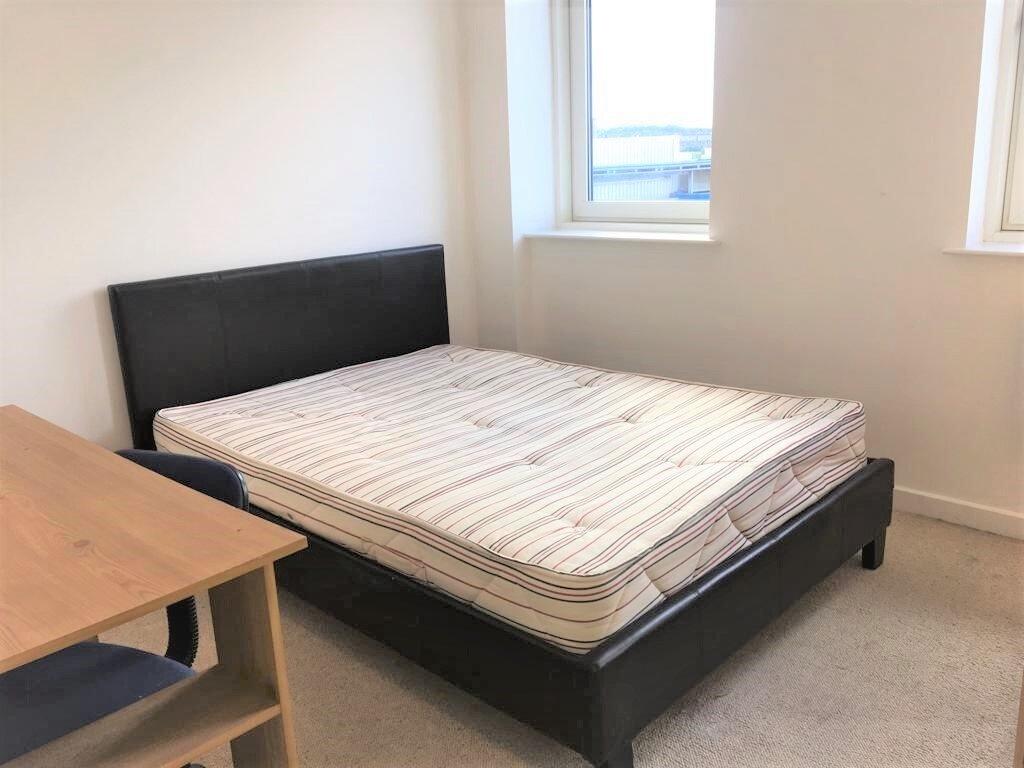 Bright and clean double bedroom featuring a mod...