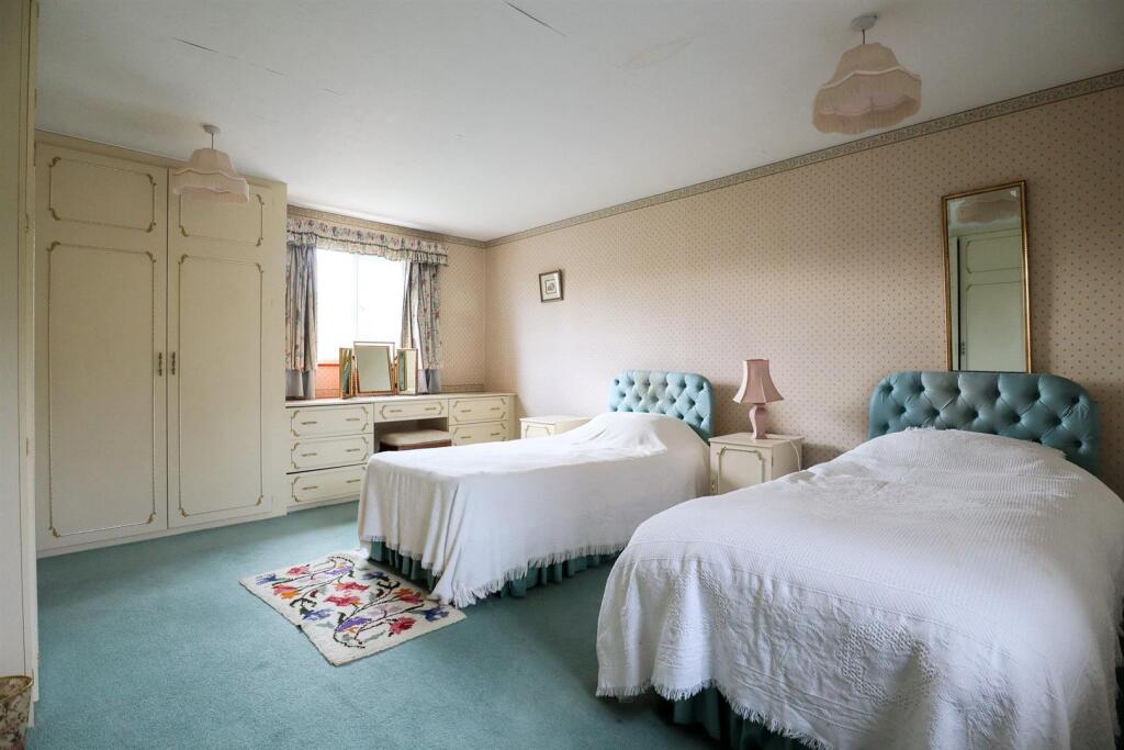 Bedroom 1.jpg