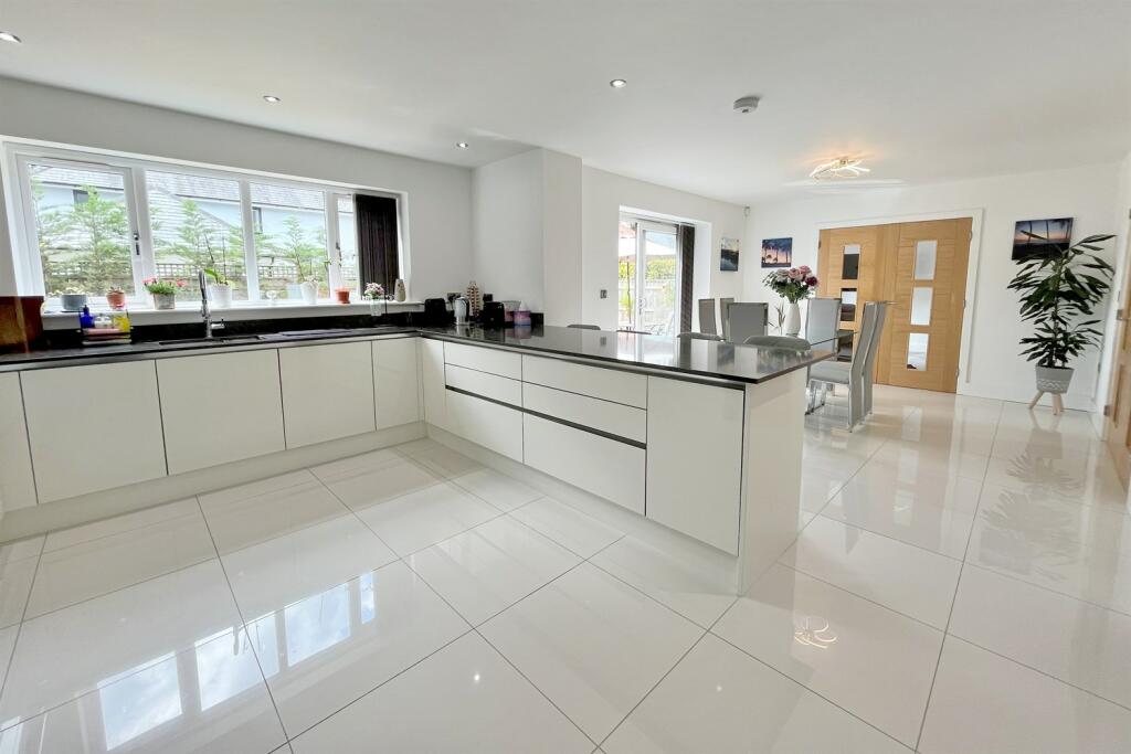 Kitchen Dining Area
