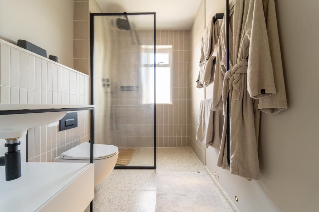 The Penthouse, Brist