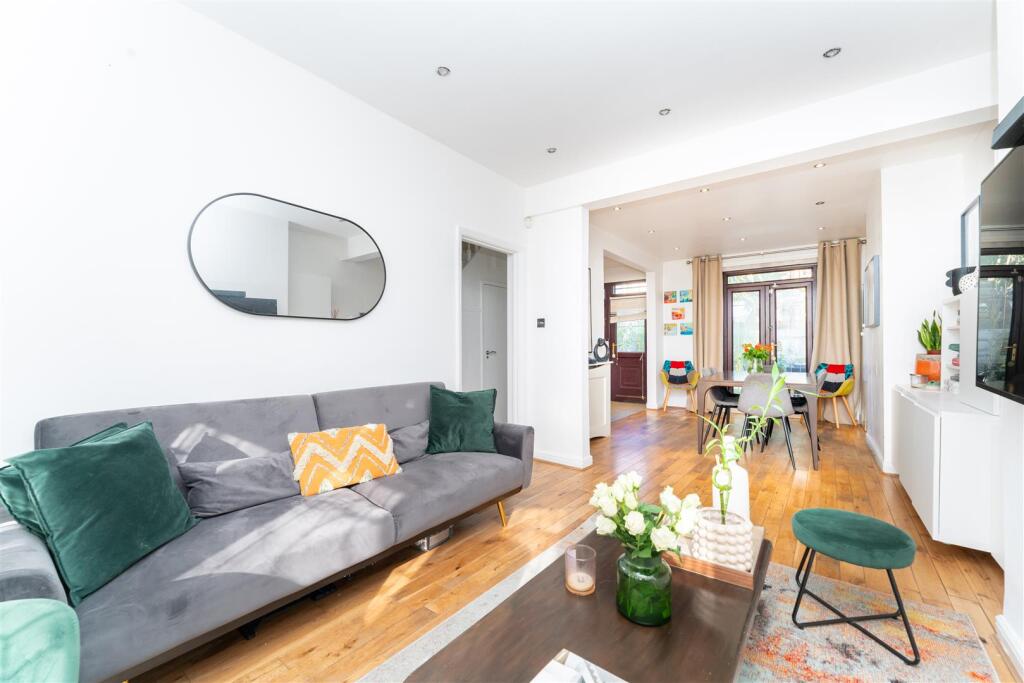 457 Uxbridge Road Through.jpg