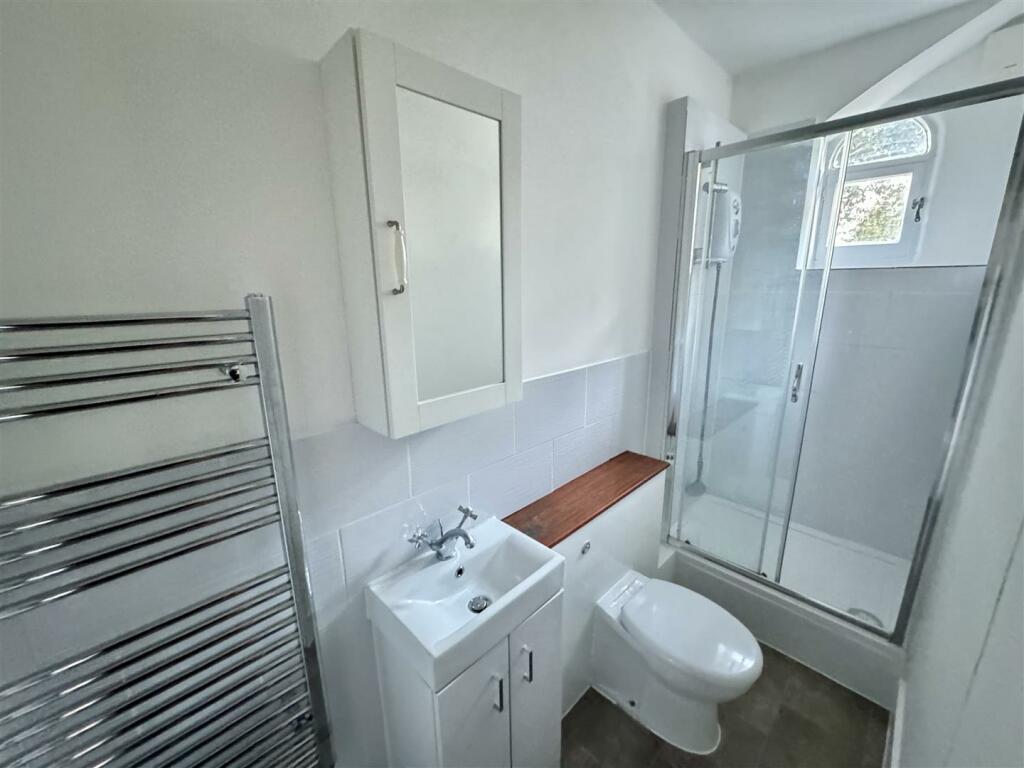 Bathroom 3 Penmoel.jpeg