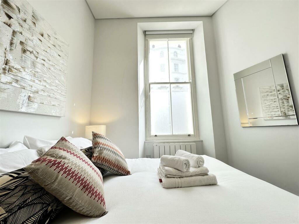 bedroom b.jpg