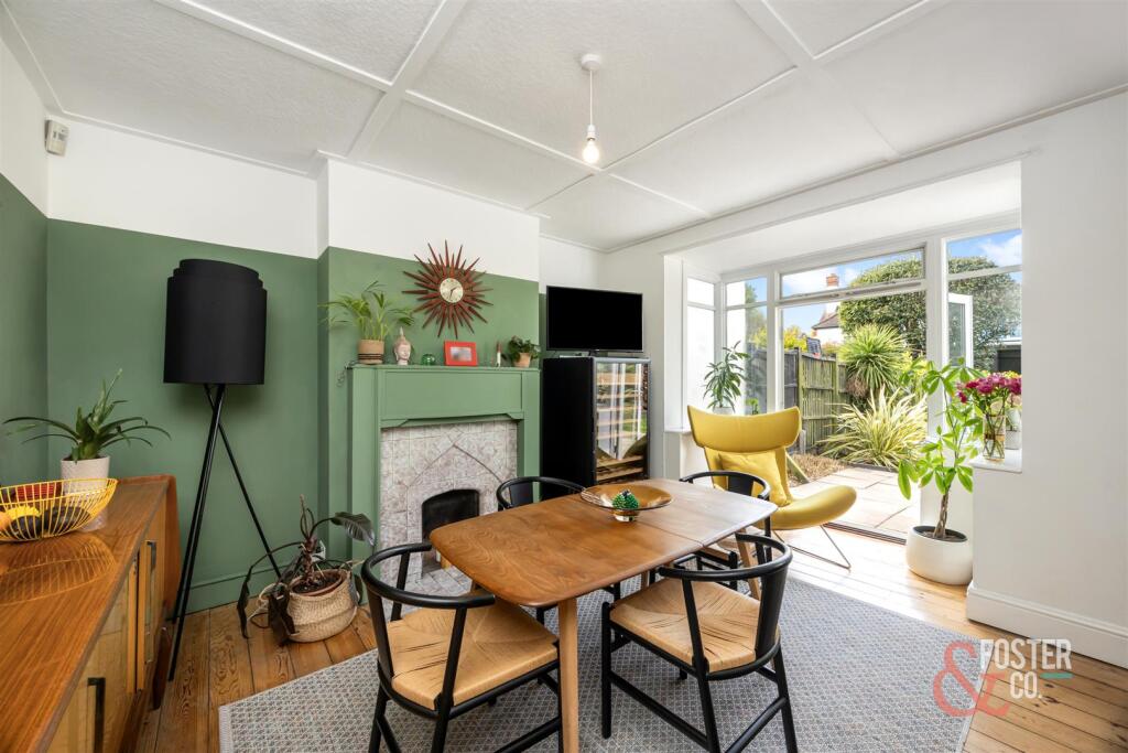 Amesbury Crescent, 4-021.jpg