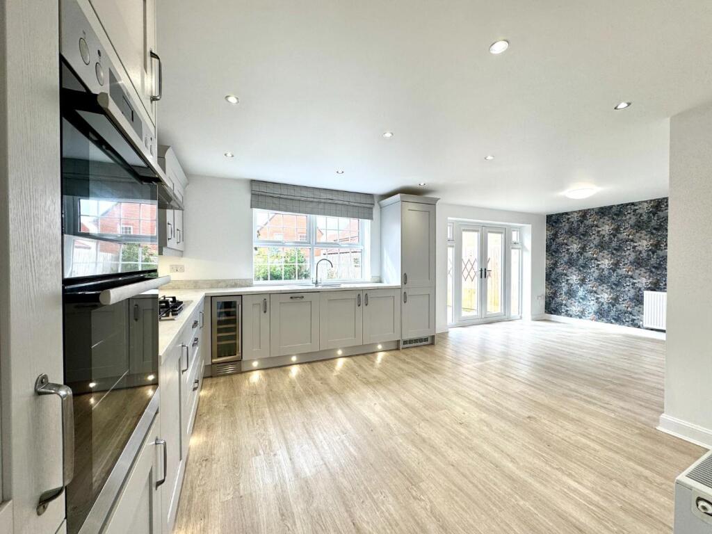 KITCHEN/DINER/FAMILY