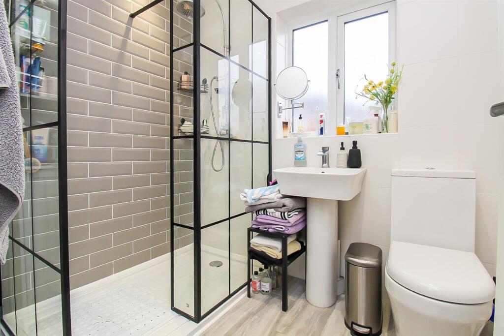 SHOWER ROOM/W.C.