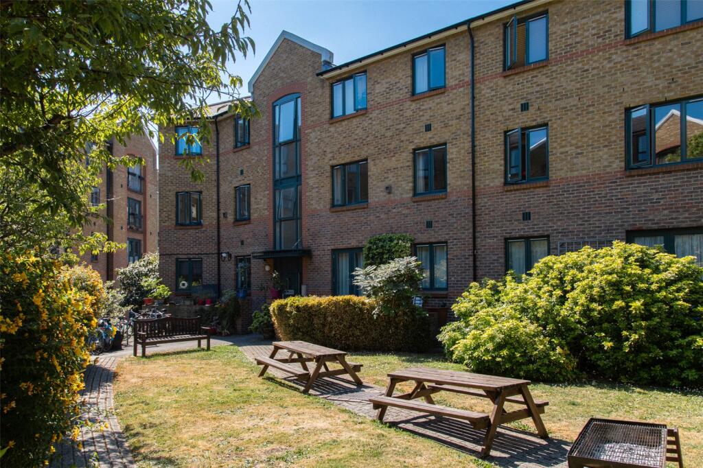 Kempton Court, E1