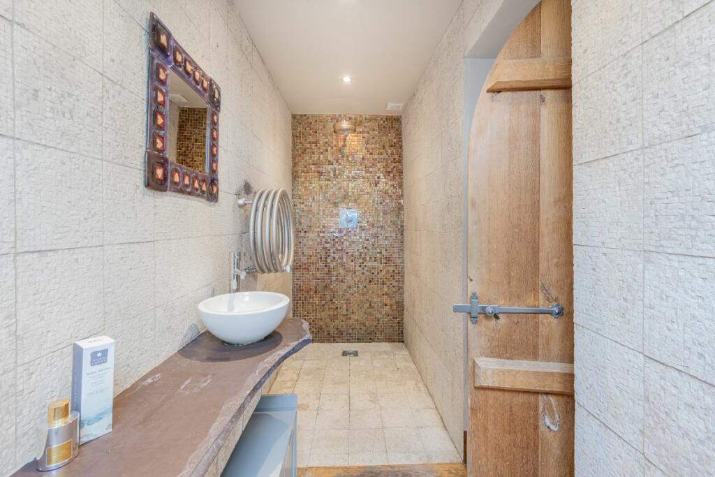 Master Bedroom En-suite