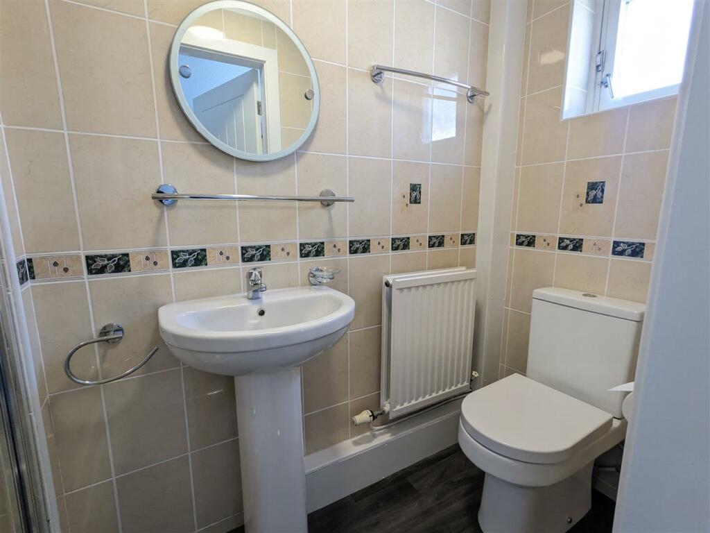 EN-SUITE SHOWER ROOM
