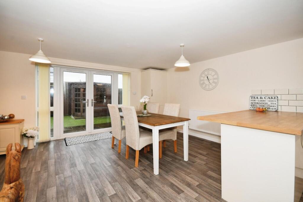 DINING ROOM.jpg
