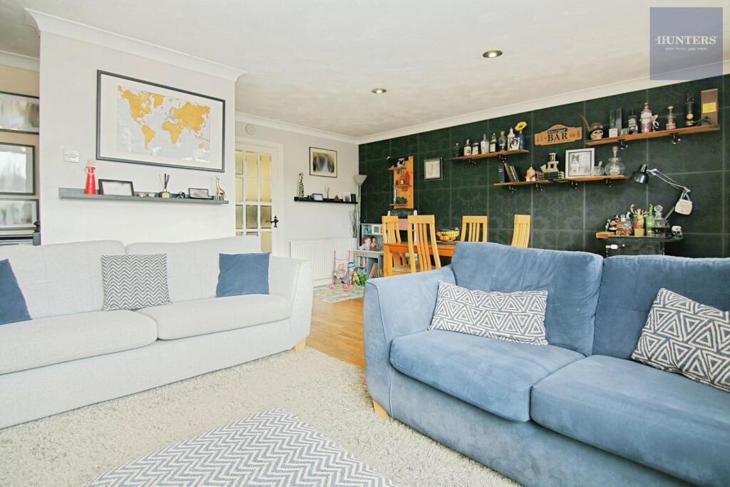 OPEN-PLAN RECEPTION ROOM