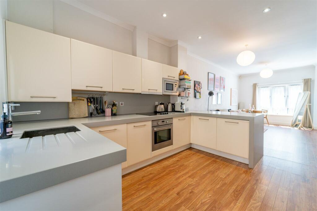 6892_33280884_IMG...