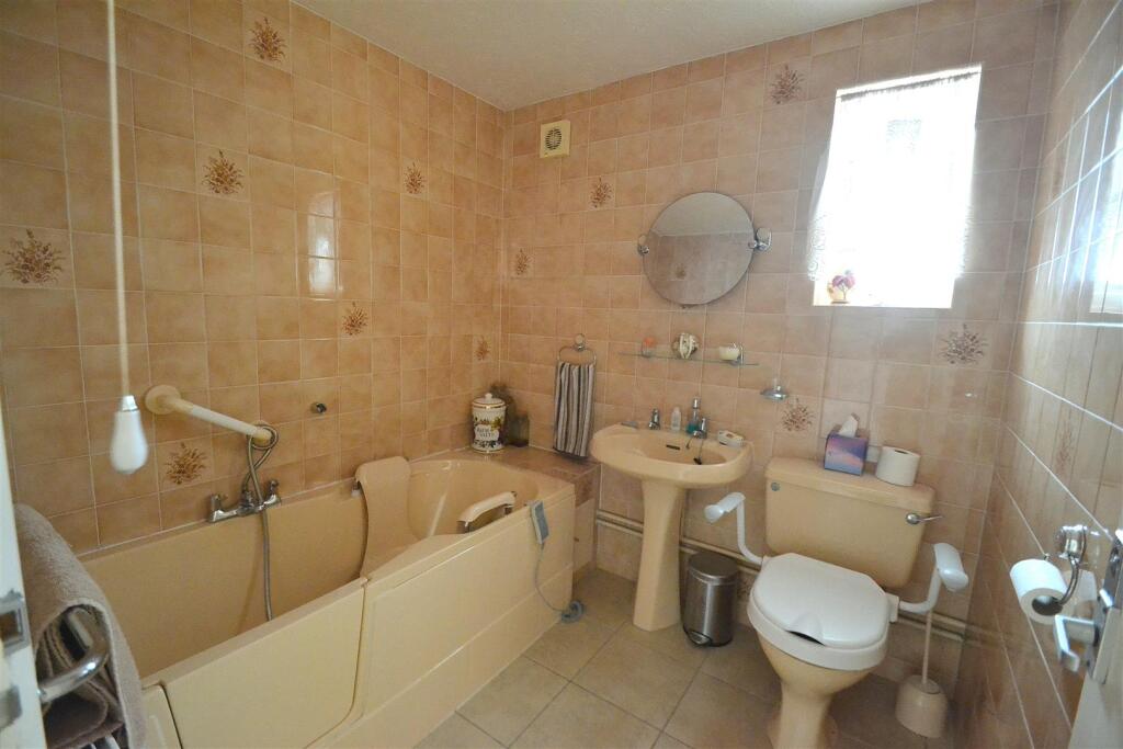 SANDBANKSBATHROOM.JPG