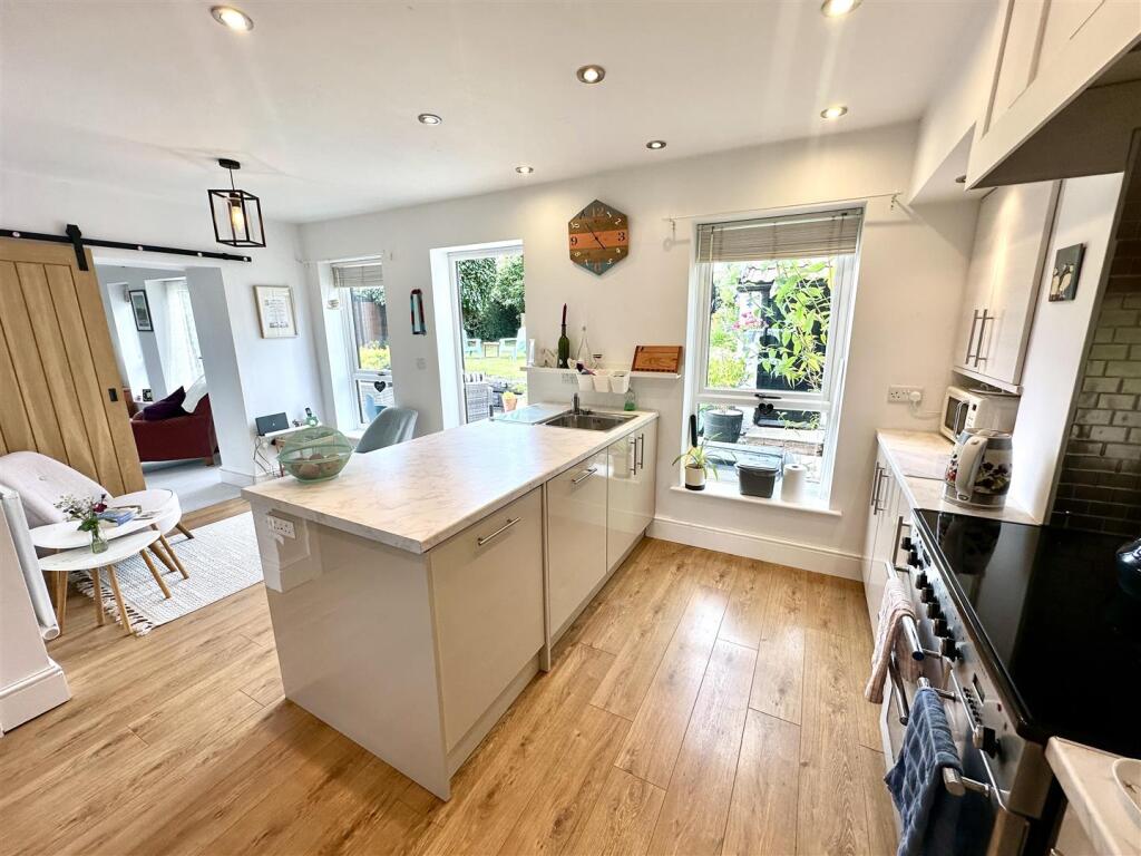 KITCHEN/BREAKFAST ROOM