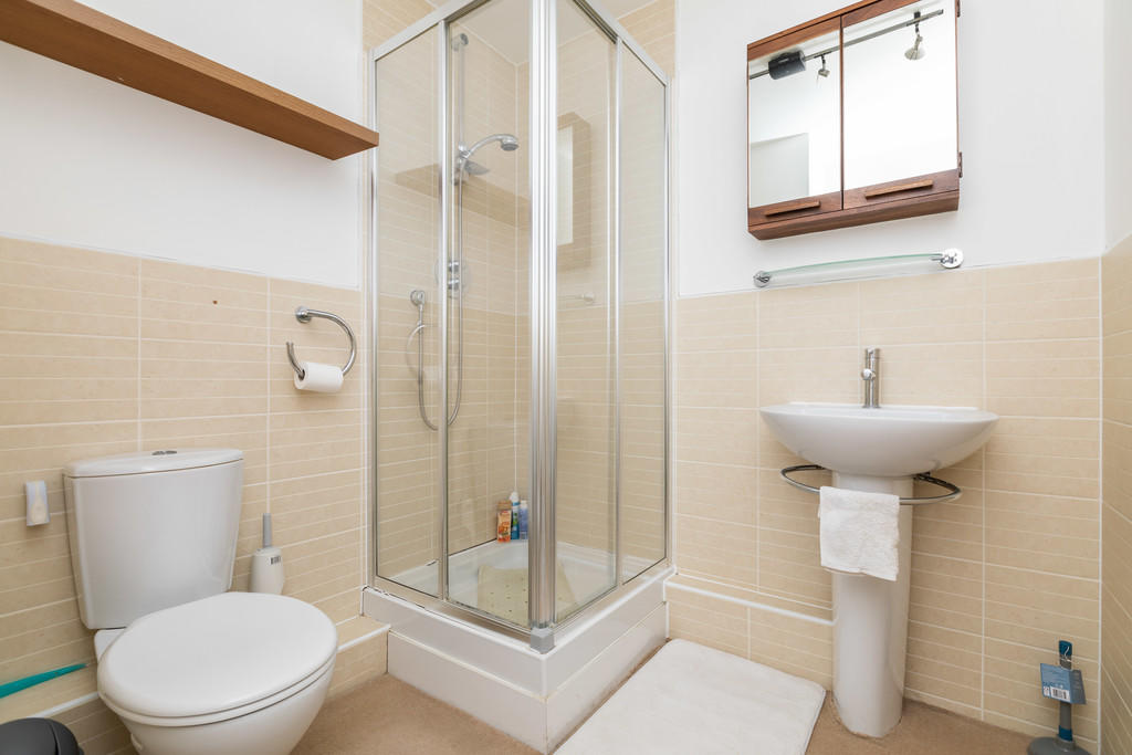 En-suite shower r...