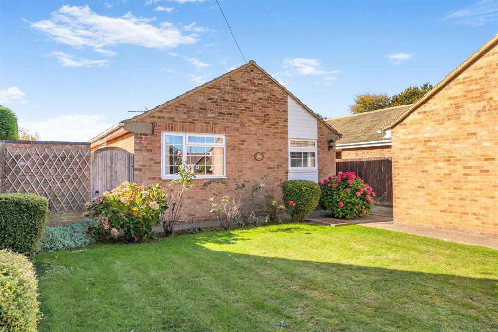 37 Sycamore Drive, Banbury-2.jpg