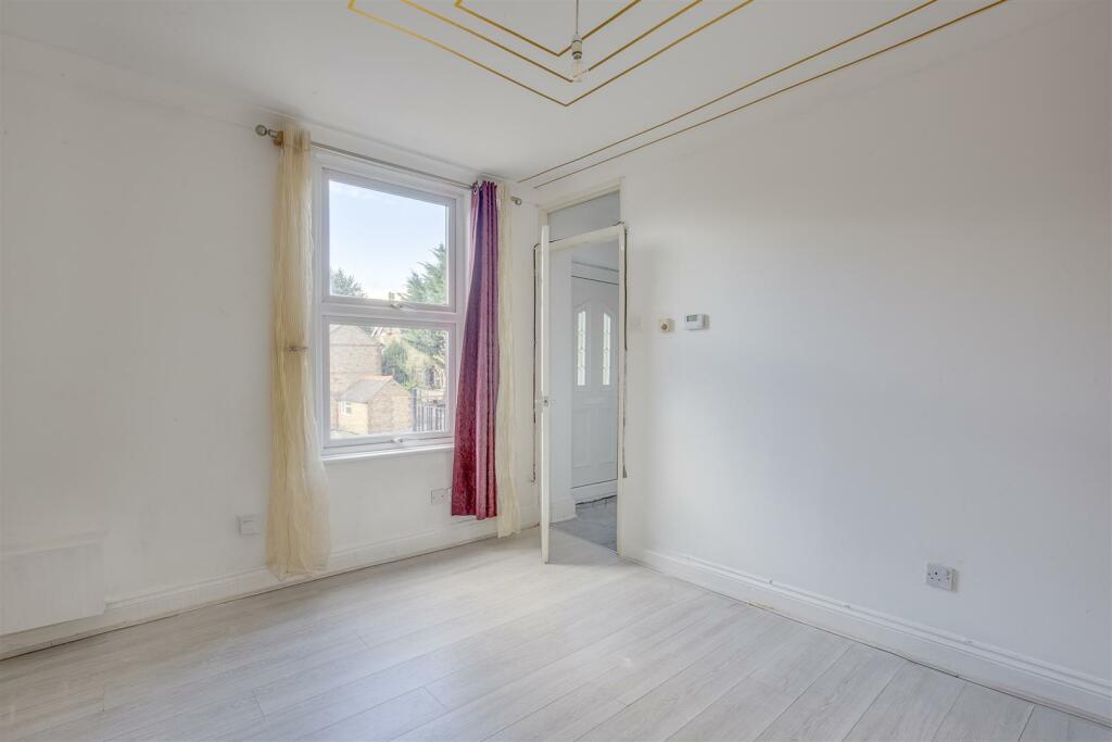 Flat 4, 22 Priory Avenue, HP13 6SH-7.jpg