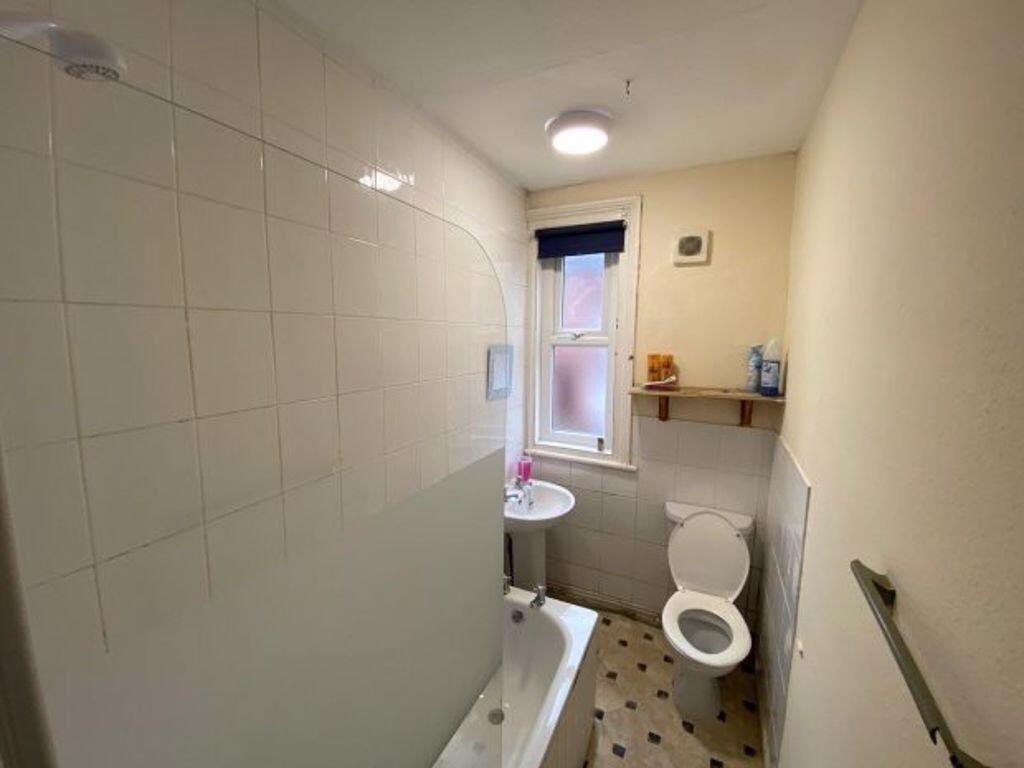 Bright, functional bathroom with a combined bat...