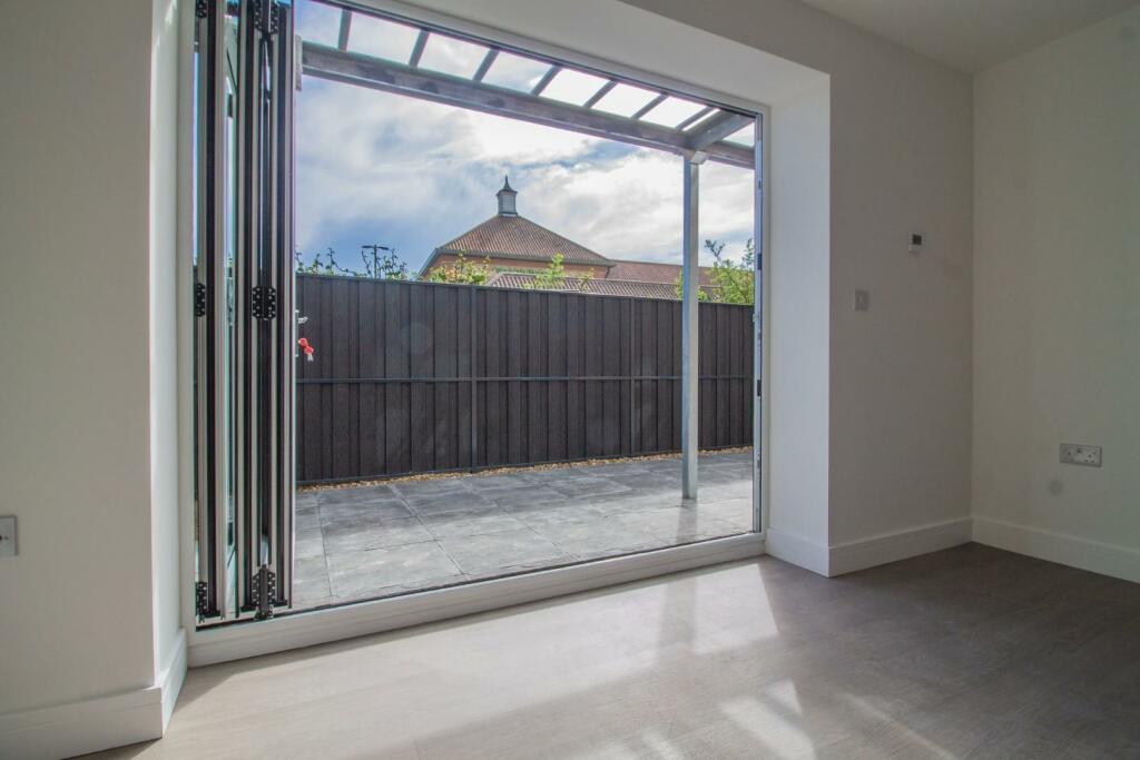 Apartment 5_Saddler's Court [Bi-Folding Door] 01.j
