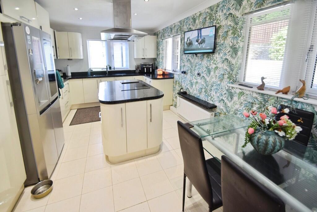 a5f03270-Kitchen