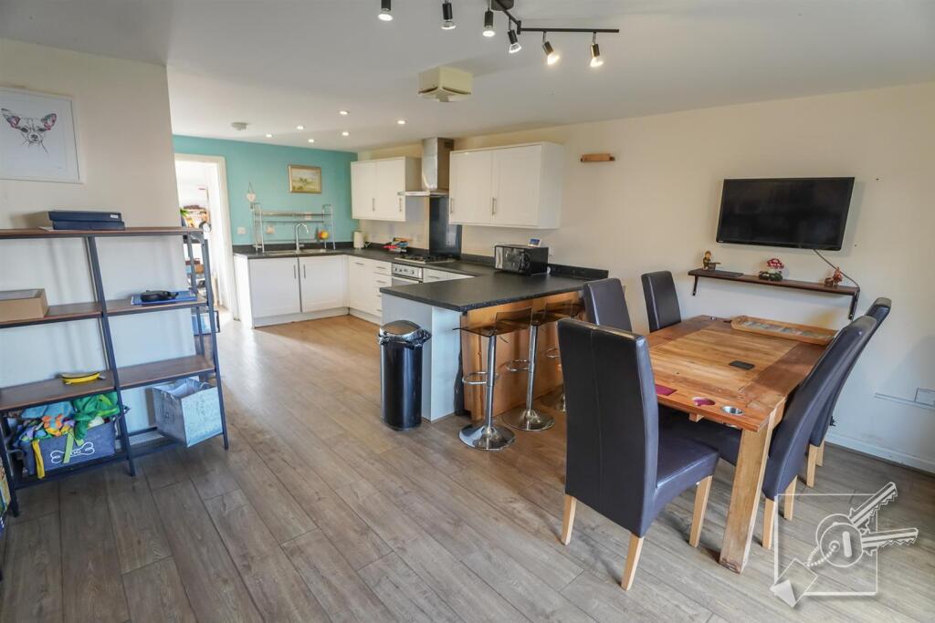 KITCHEN/DINER: