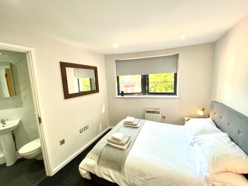 AC04 Main bedroom 2