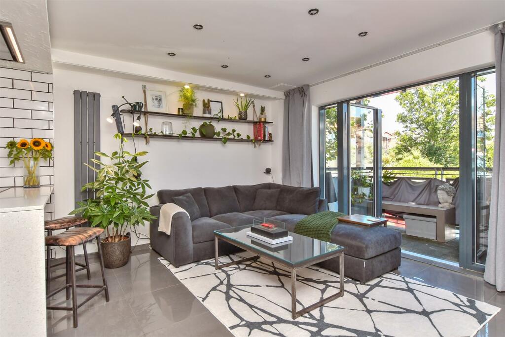 Lounge/ Kitchen