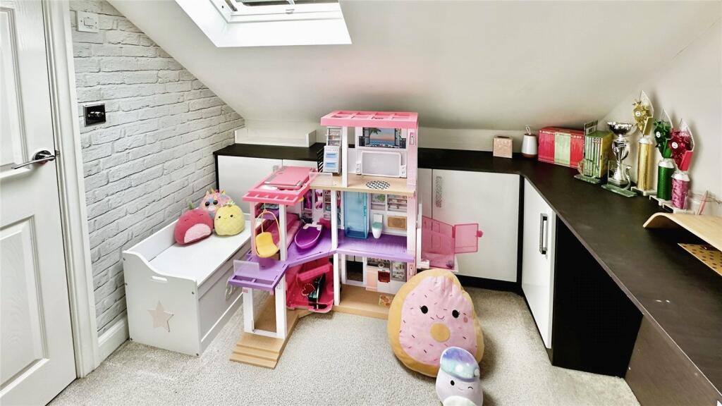 Bedroom/ Study