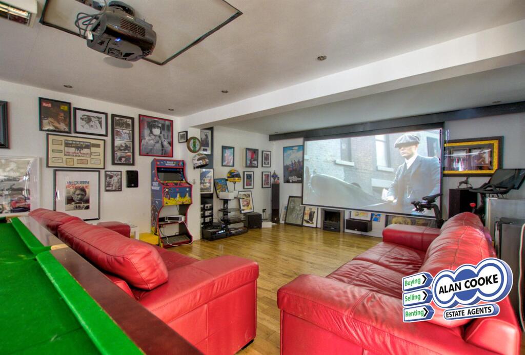 SPACIOUS FAMILY ROOM