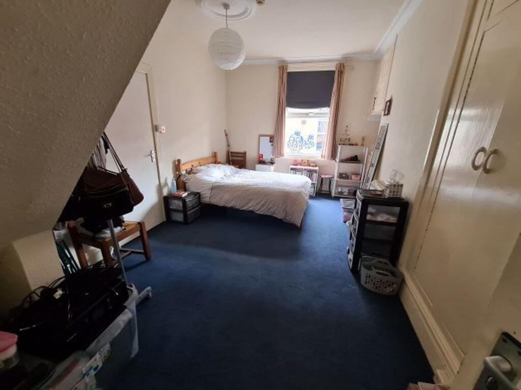Bright, well-kept double bedroom with a double ...