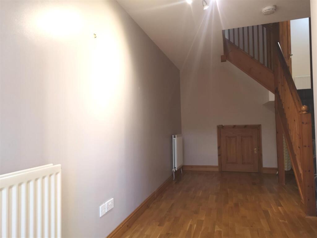 ENTRANCE/INNER HALLWAY