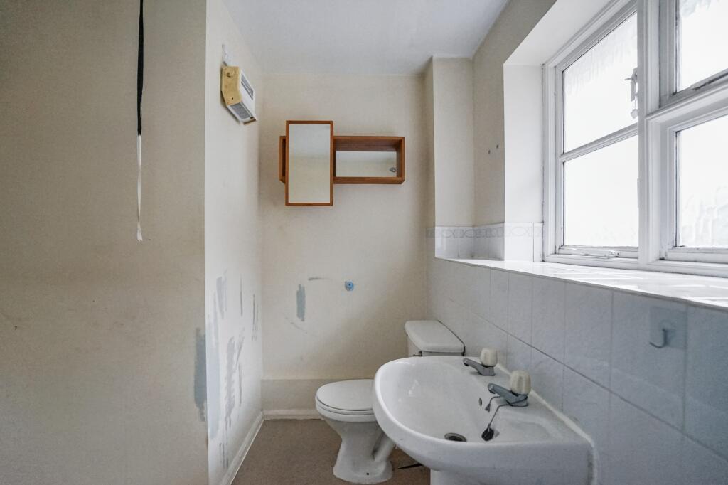 84 Staffords Place, Horley, Surrey RH6 9GY