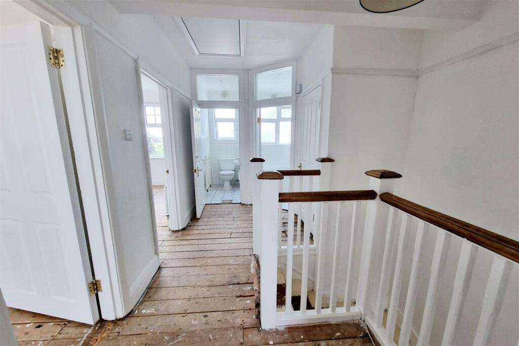 FIRST FLOOR LANDING: PIC. 1