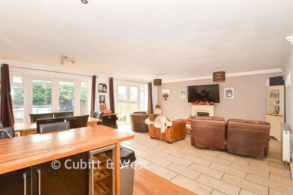 Kitchen /Dining Area