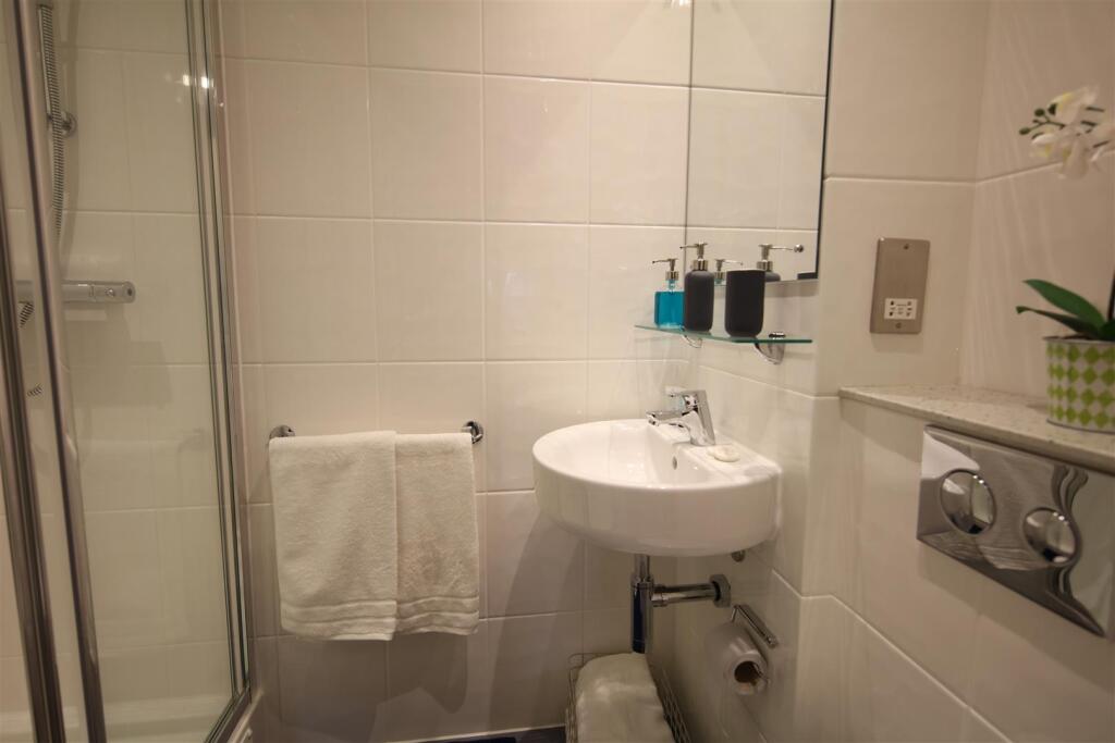 tyne bridge ensuite shower room.JPG