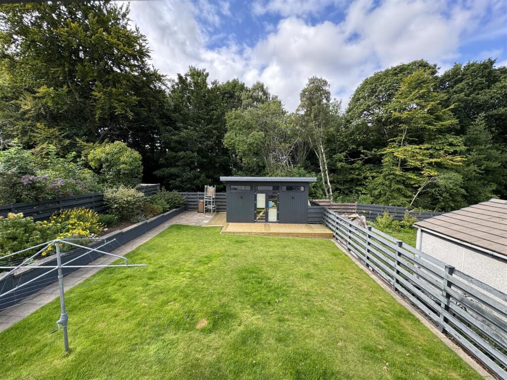 REAR GARDEN 1.JPG