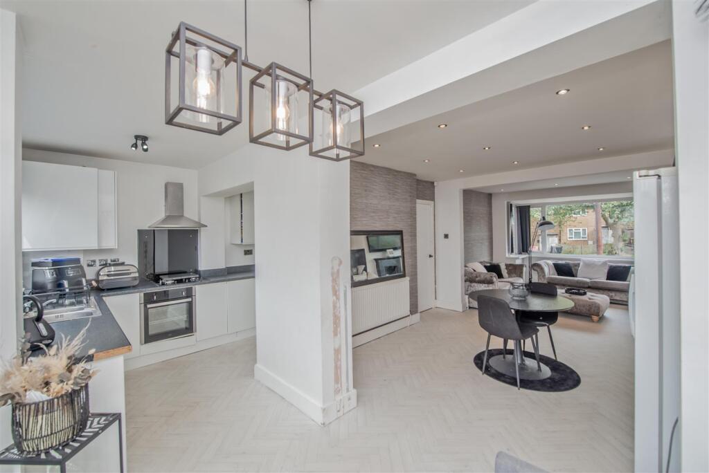 Fitted Kitchen &amp; Breakfast Area: