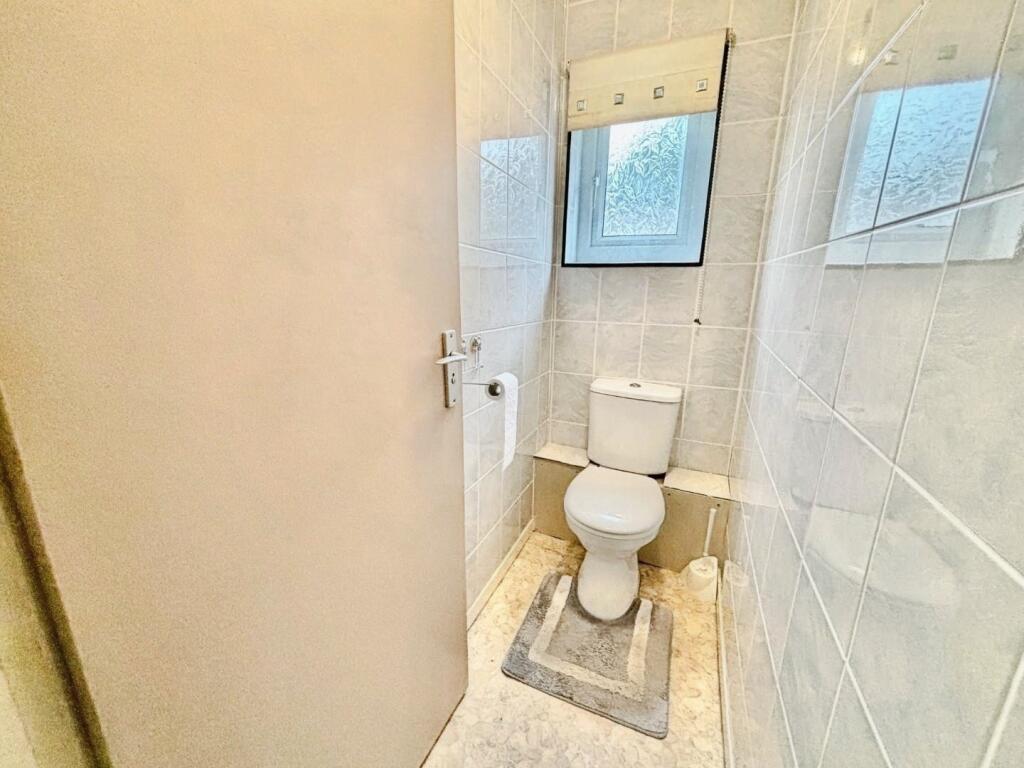 pbox-bathroom-327110.jpg