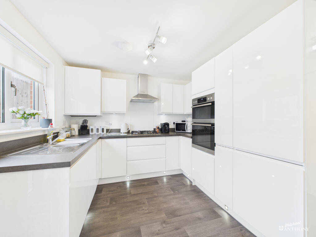 CAM02773G0-PR0369-STILL018