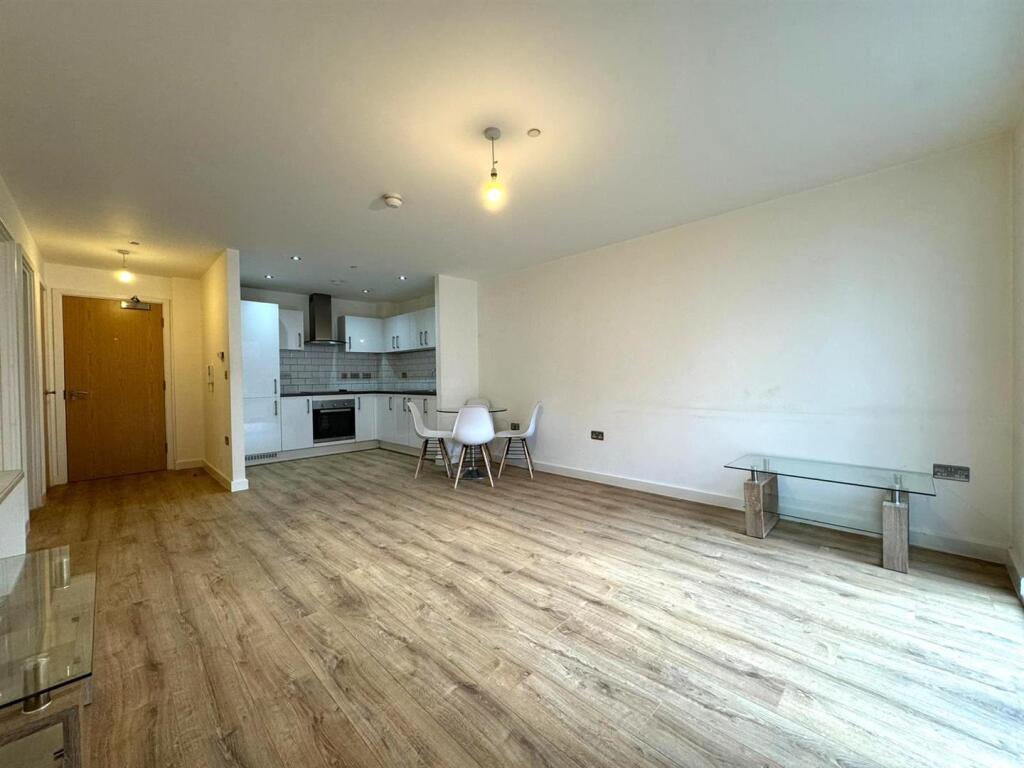 Living room pic 3.jpg