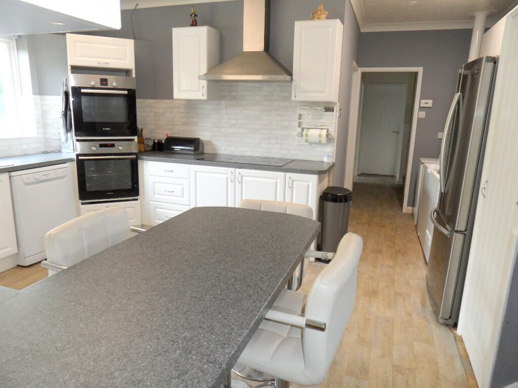 KITCHEN/BREAKFAST RM