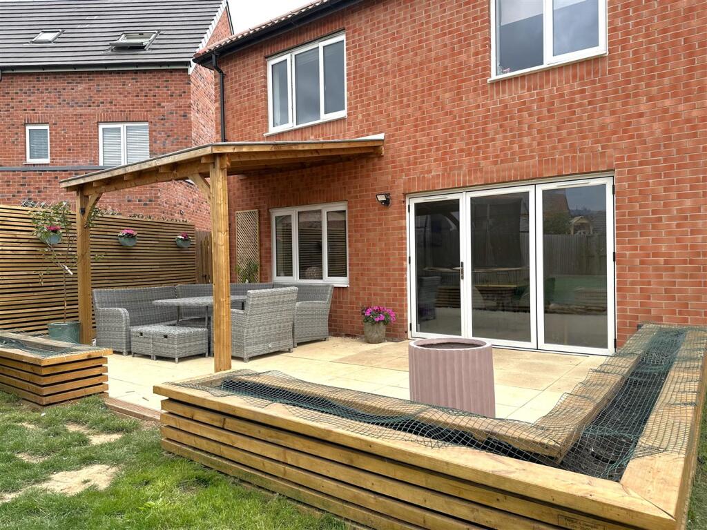 Outdoor Entertainment Area 569