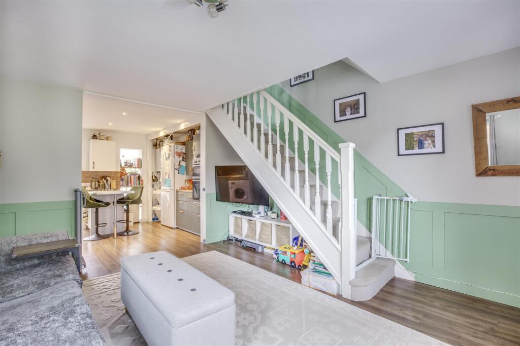 15 Nicholas Gardens, HP13 6JQ-4.jpg