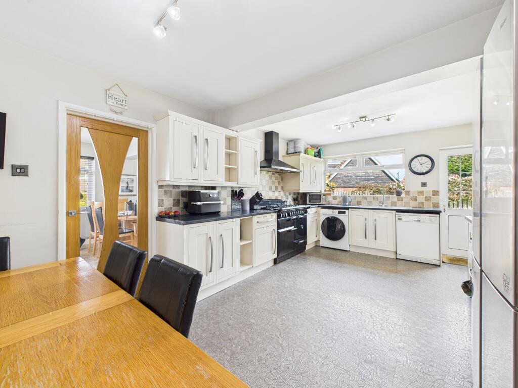 CAM02909G0-PR0386-STILL017