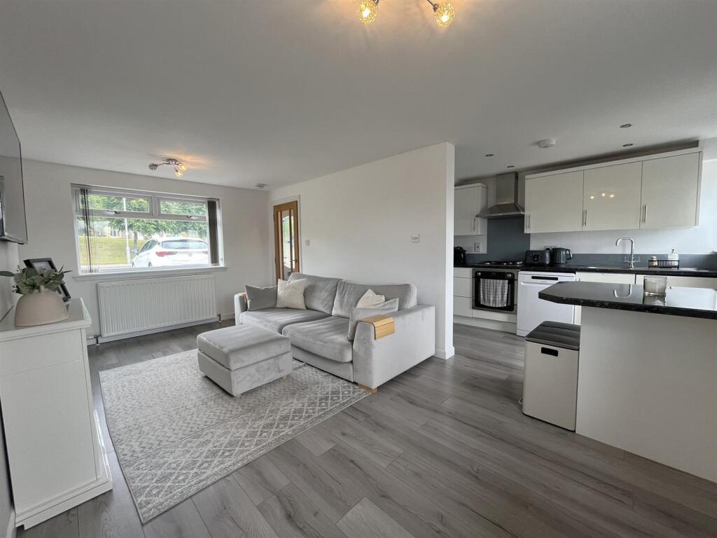 OPEN PLAN LOUNGE/ DINING KITCHEN
