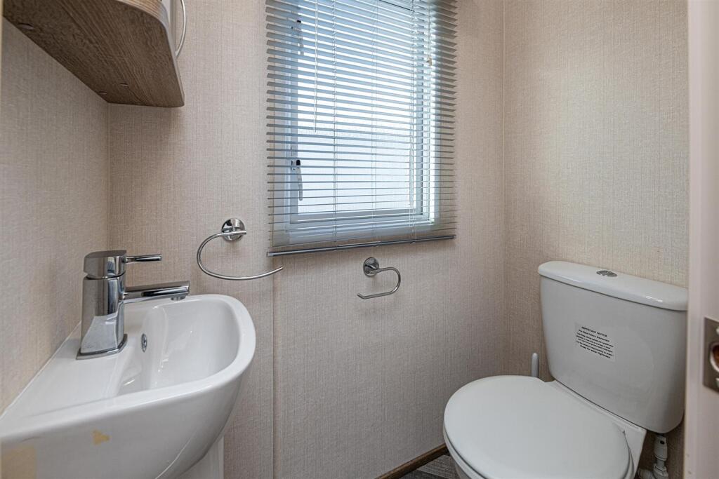 W27-ABERAFON-PARK-BEDROOM-1E.jpg