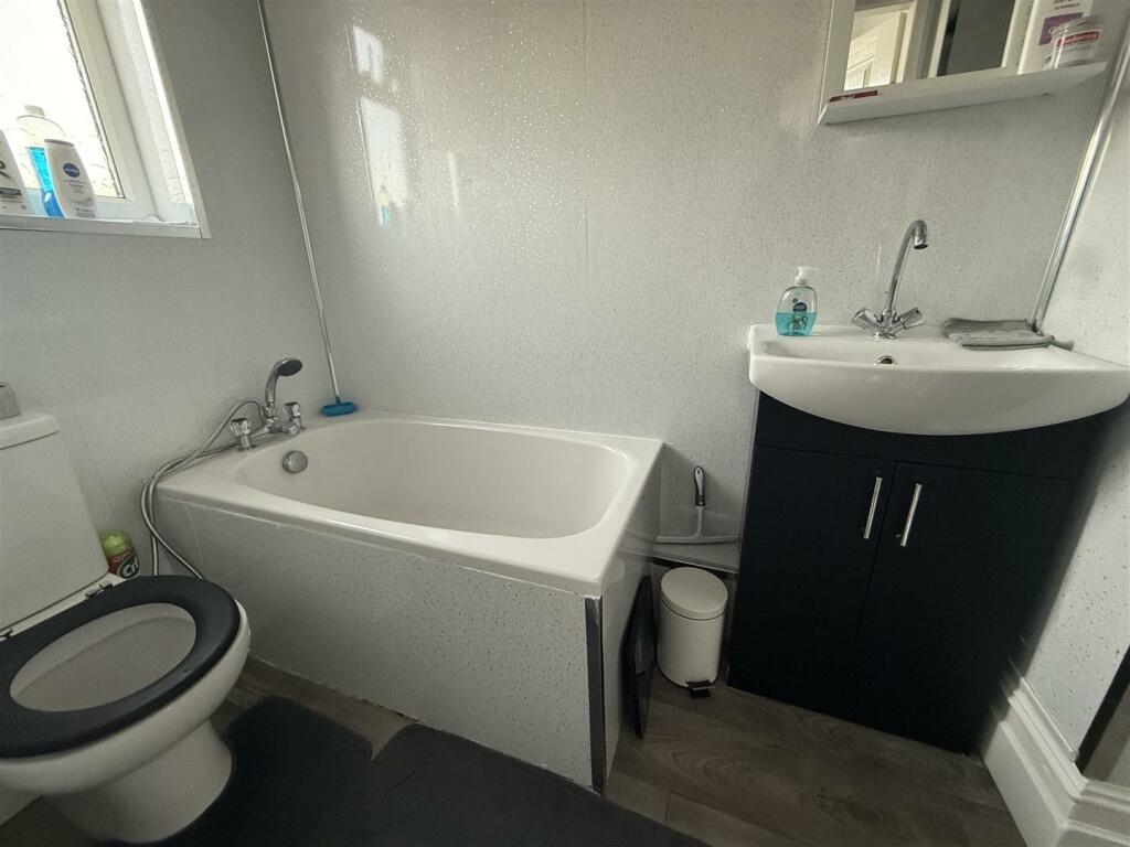 BATHROOM/WC