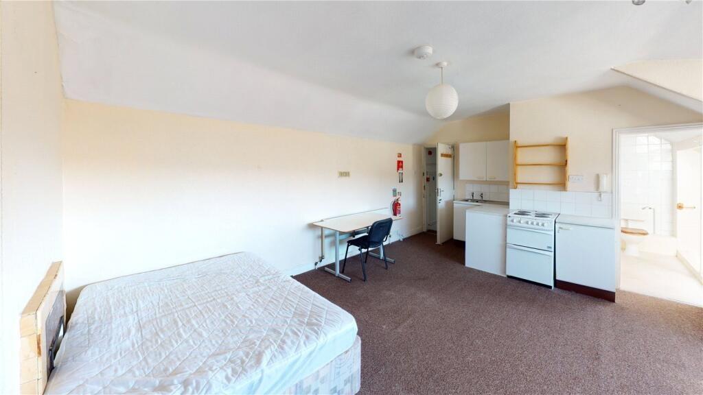 Bright and clean double bedroom featuring a com...
