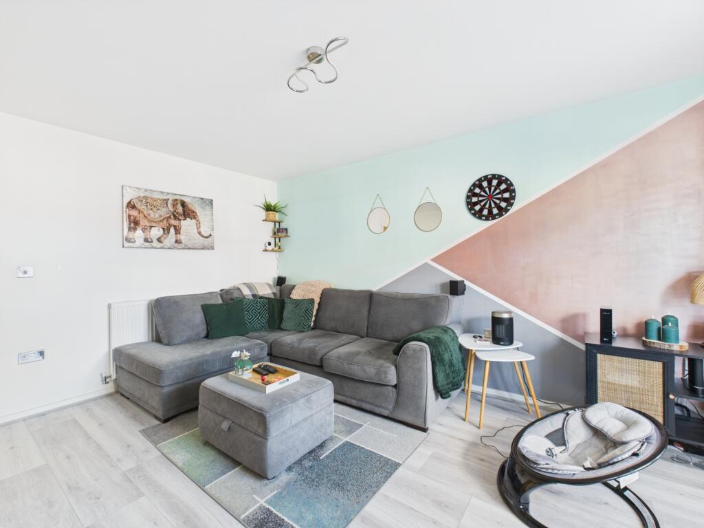 CAM03729G0-PR0025-STILL005